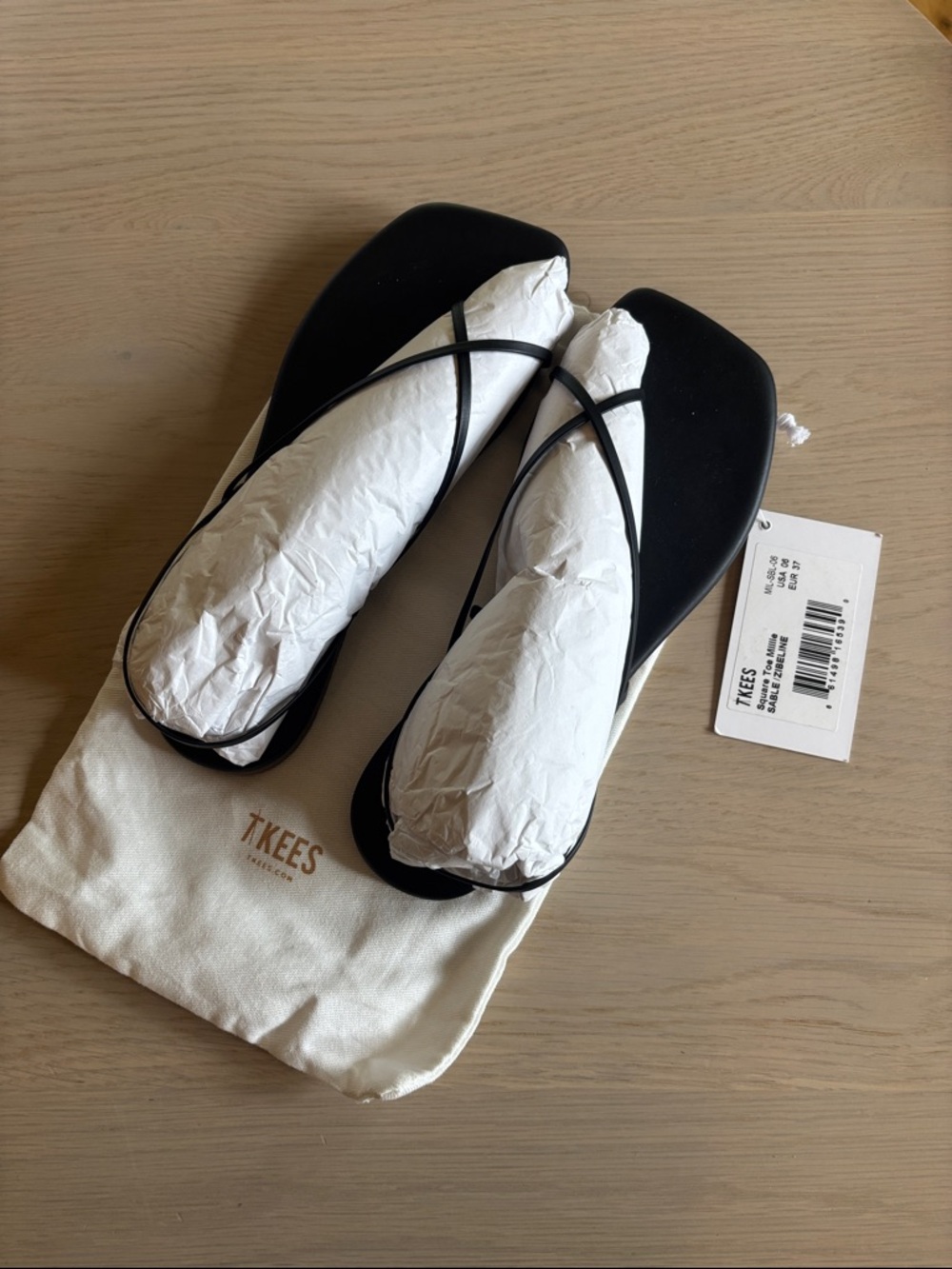 TKEES Black Minimal Strap Square-Toe Sandals - Picture 4 of 6